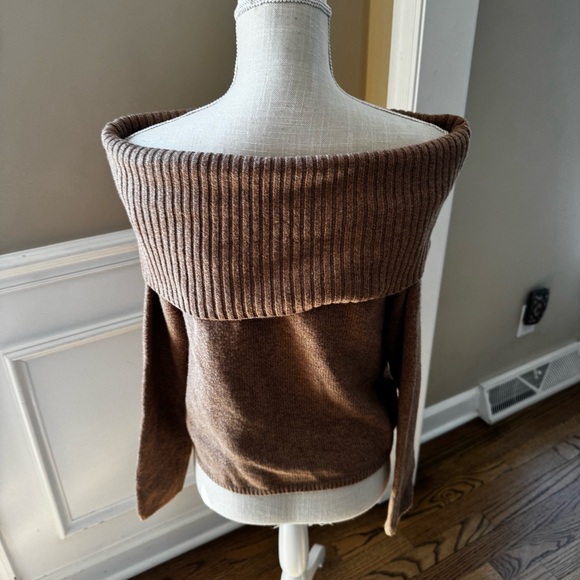 Old Navy Sweaters - Old Navy Women Sweater size m Brown
Cotton Blend Off Shoulder Knit pullover